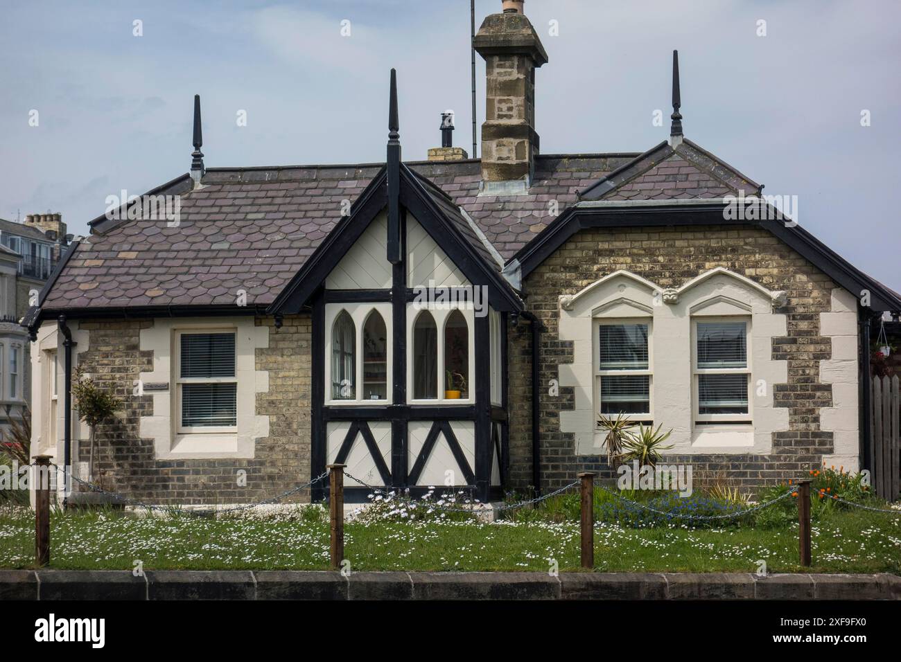 Petite maison à colombages avec jardin bien entretenu et toit pointu, newcastle, Angleterre, Grande-Bretagne Banque D'Images