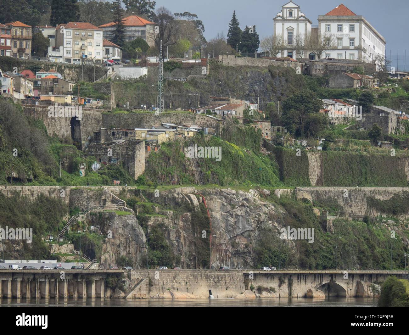 Maisons et une église dans un paysage montagneux verdoyant avec beaucoup de végétation et de charme urbain, porto, portugal Banque D'Images