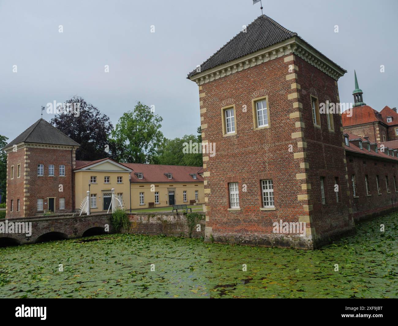 Un vieux château avec des douves et des nénuphars sur l'eau, Velen, Rhénanie du Nord-Westphalie, Allemagne Banque D'Images