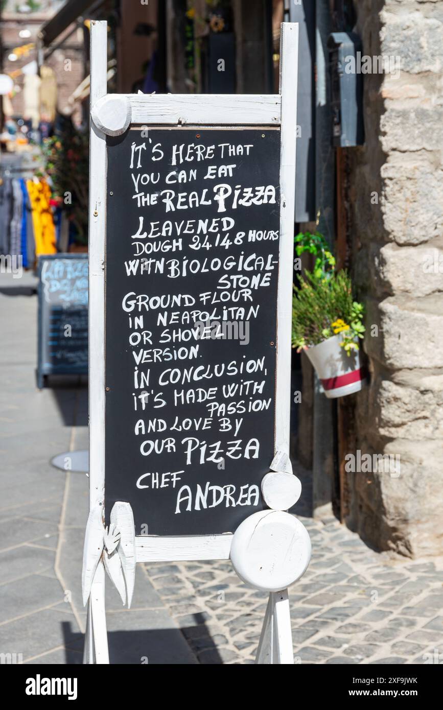 Tableau devant une pizzeria à Bolsena, en Italie, annonçant les vraies pizzas du chef Andrea Banque D'Images