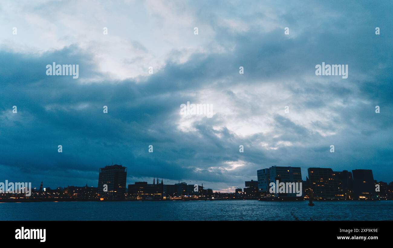 Amsterdam sous un ciel tonnerre aux pays-Bas Banque D'Images