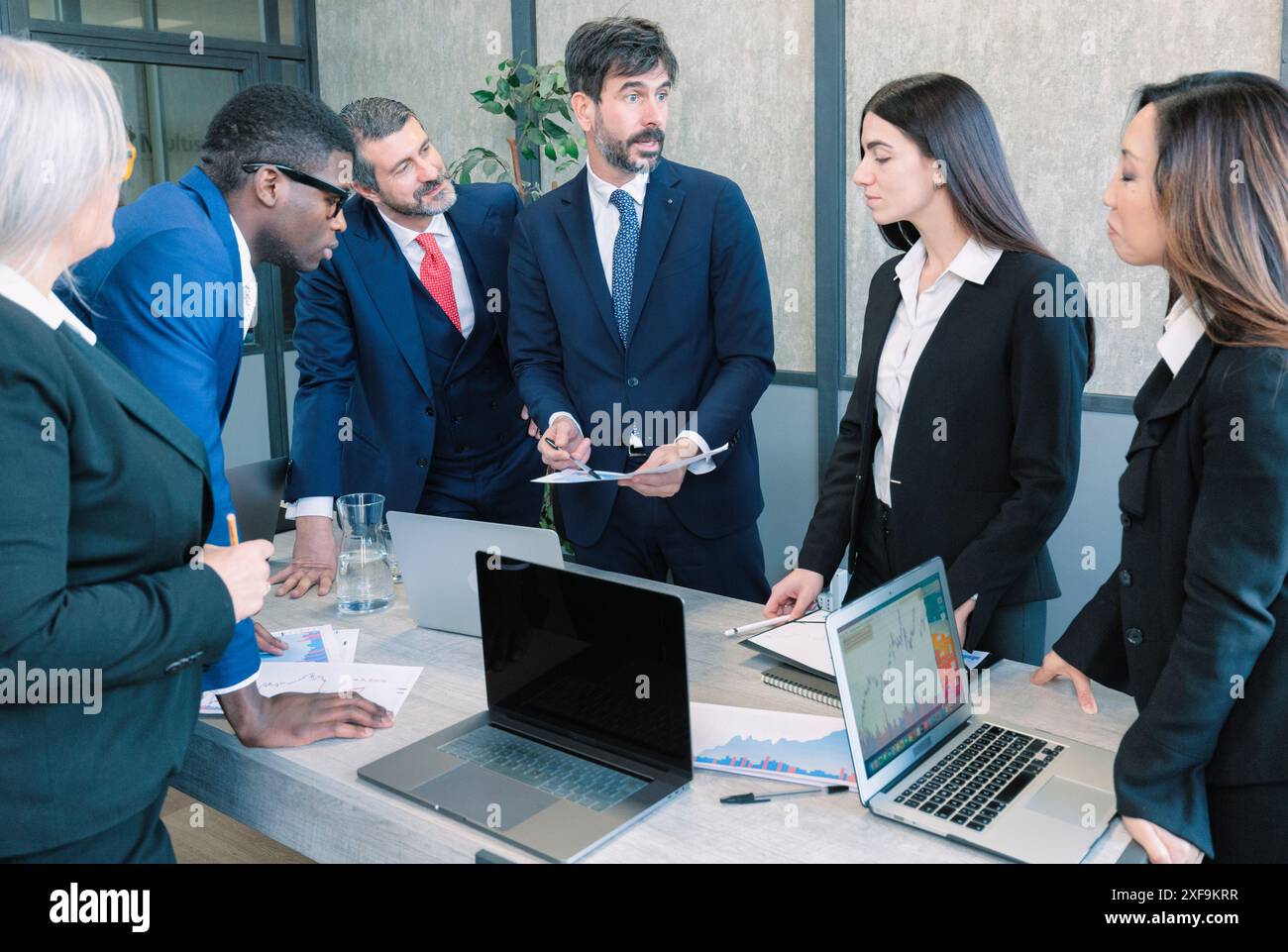 Des gens d'affaires discutant d'un projet dans un bureau. Travail d'équipe et collaboration dans un milieu de travail créatif. Banque D'Images