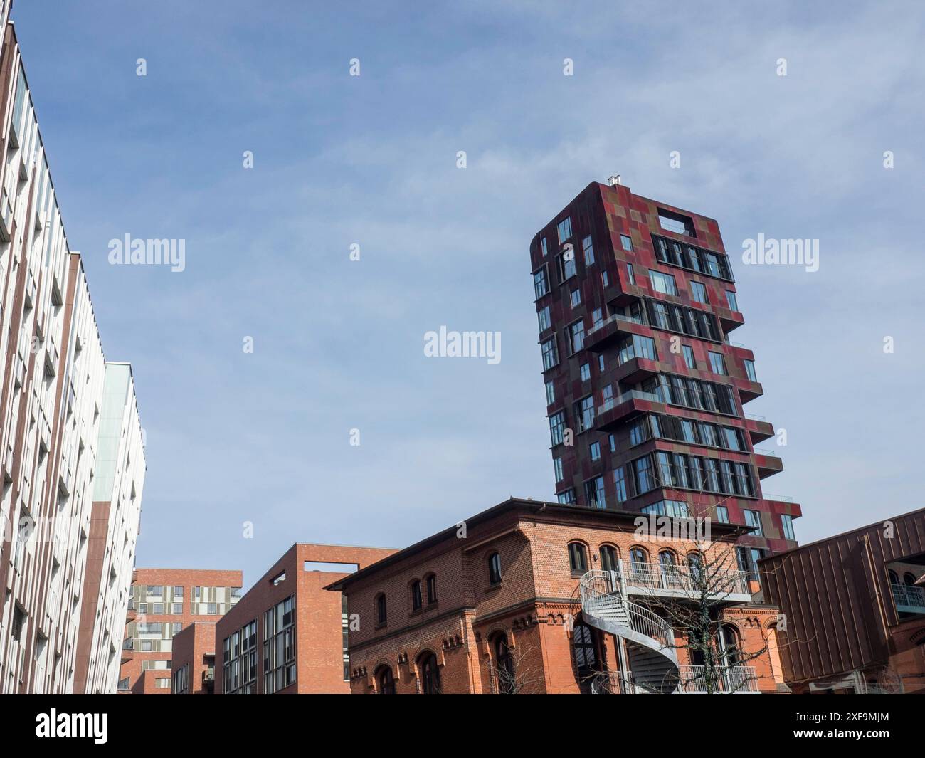 Mélange à fort contraste de bâtiments modernes de grande hauteur et de bâtiments anciens en briques sous un ciel bleu, hambourg, allemagne Banque D'Images