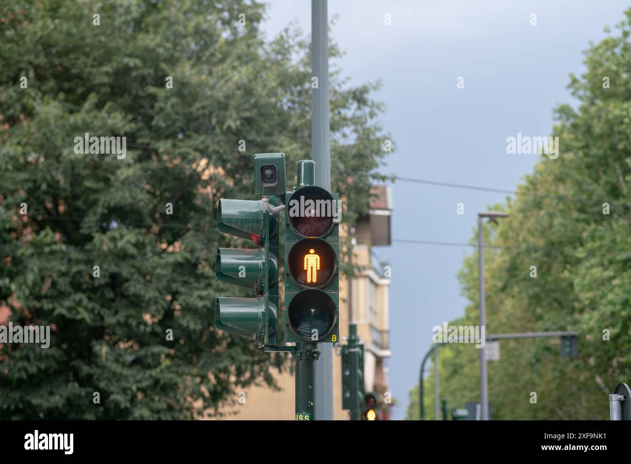 feu de circulation, panneau routier avec forme jaune-orange et lumière, indique qu'un feu rouge est sur le point d'arriver. précède l'arrêt, le feu rouge. Banque D'Images