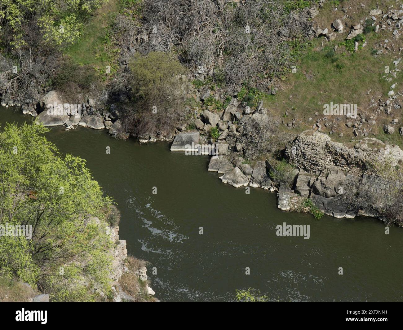 Rivière avec les rochers environnants et beaucoup de verdure dans un environnement calme et ensoleillé, tolède, espagne Banque D'Images