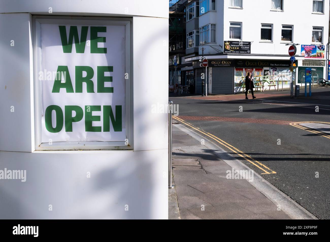 Un panneau We are Open au Newquay Town Centre en Cornouailles au Royaume-Uni. Banque D'Images Un panneau We are Open au Newquay Town Centre en Cornouailles au Royaume-Uni. Banque D'Images