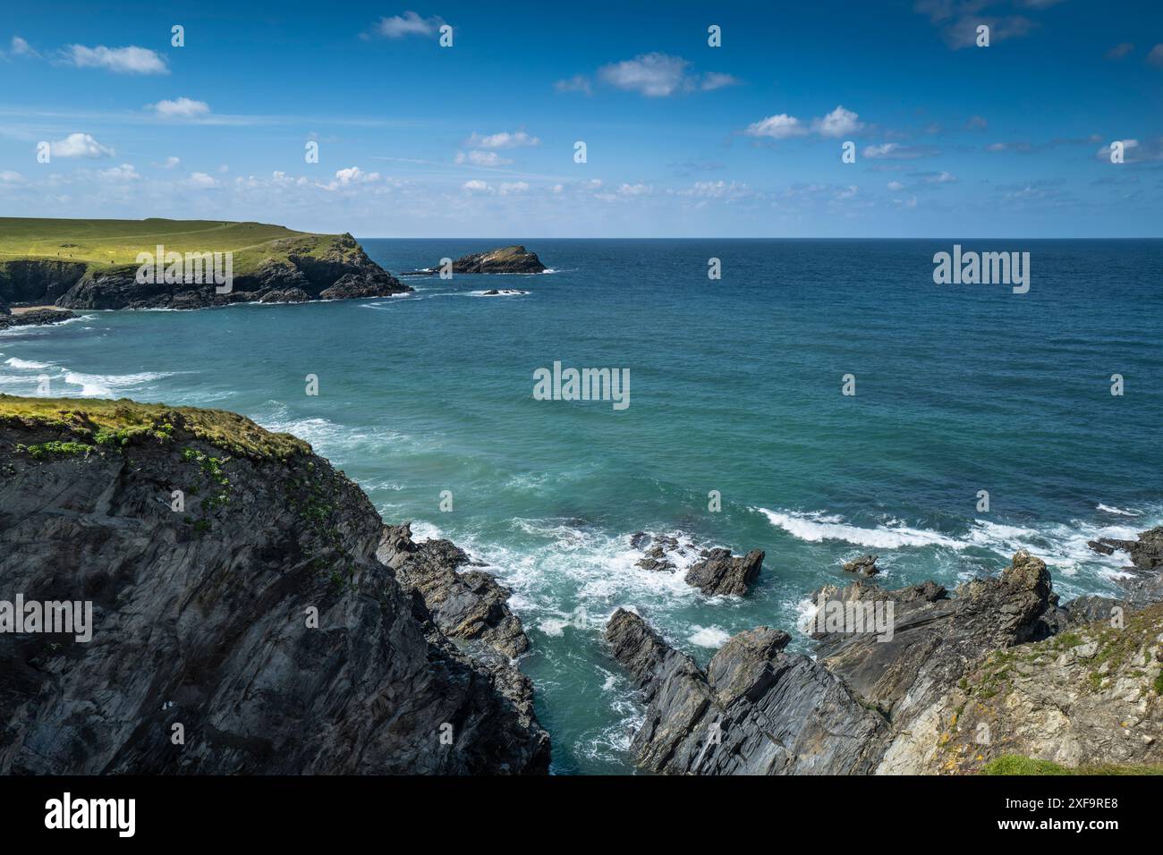 L'île rocheuse inhabitée appelée Chick au large de Kelsey Head sur la côte de Newquay en Cornouailles au Royaume-Uni. Banque D'Images