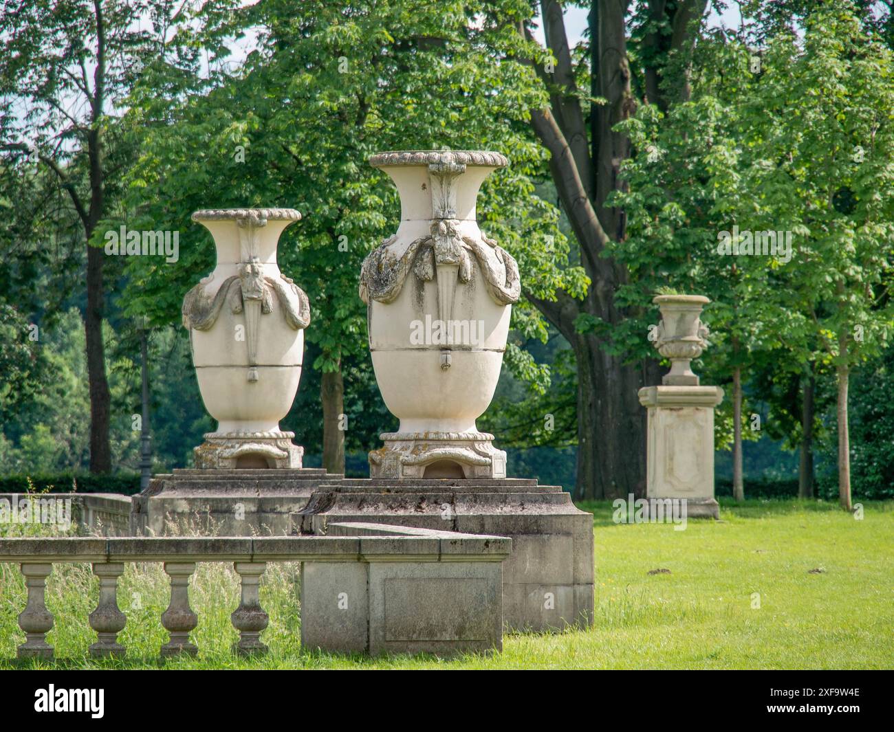 Jardin avec vases antiques et statues sur une pelouse bien entretenue, entouré d'arbres et d'un banc de pierre, nordkirchen, muensterland, allemagne Banque D'Images