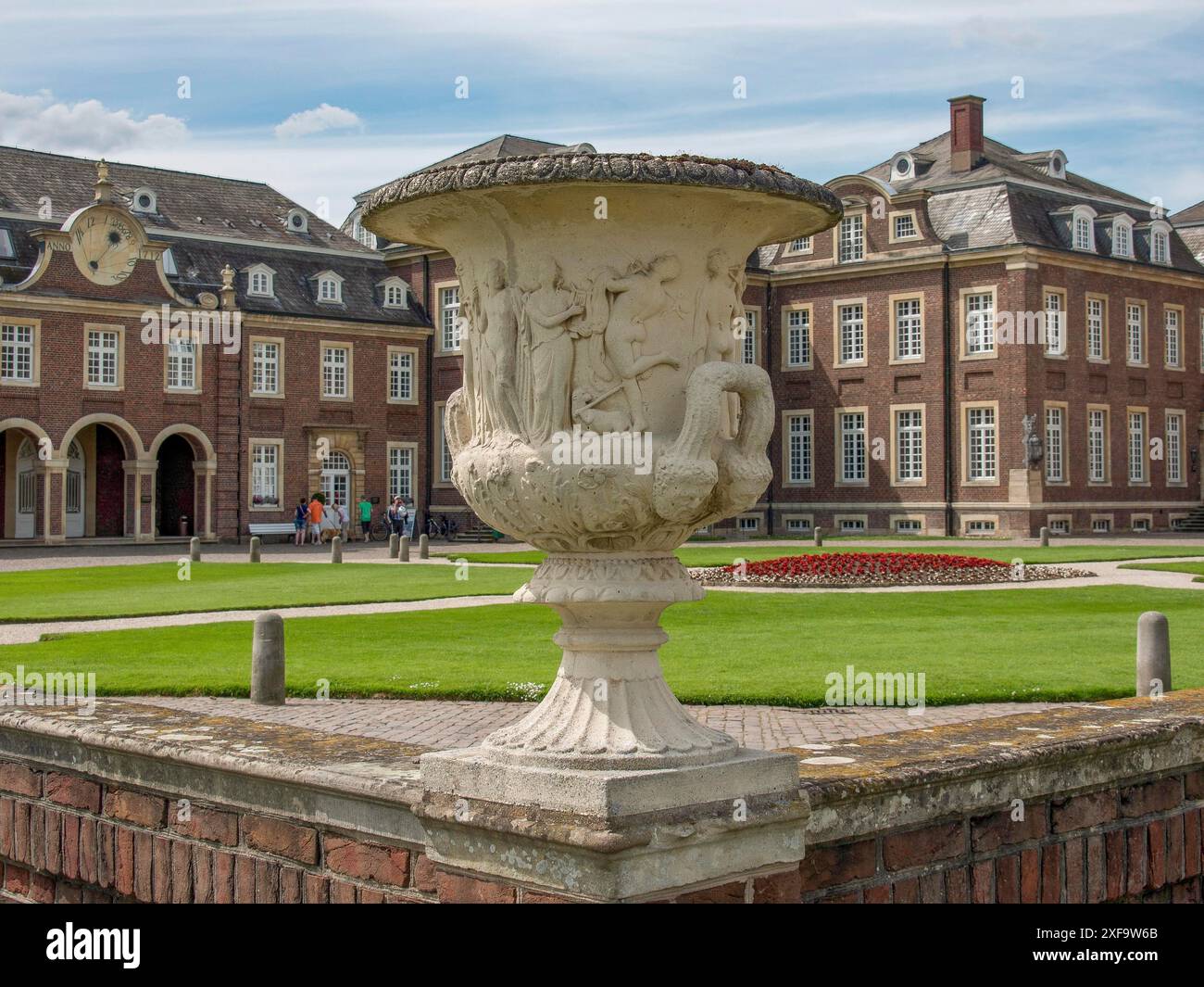 Une urne en pierre sculptée artistiquement devant un bâtiment de château historique dans le parc, nordkirchen, muensterland, allemagne Banque D'Images