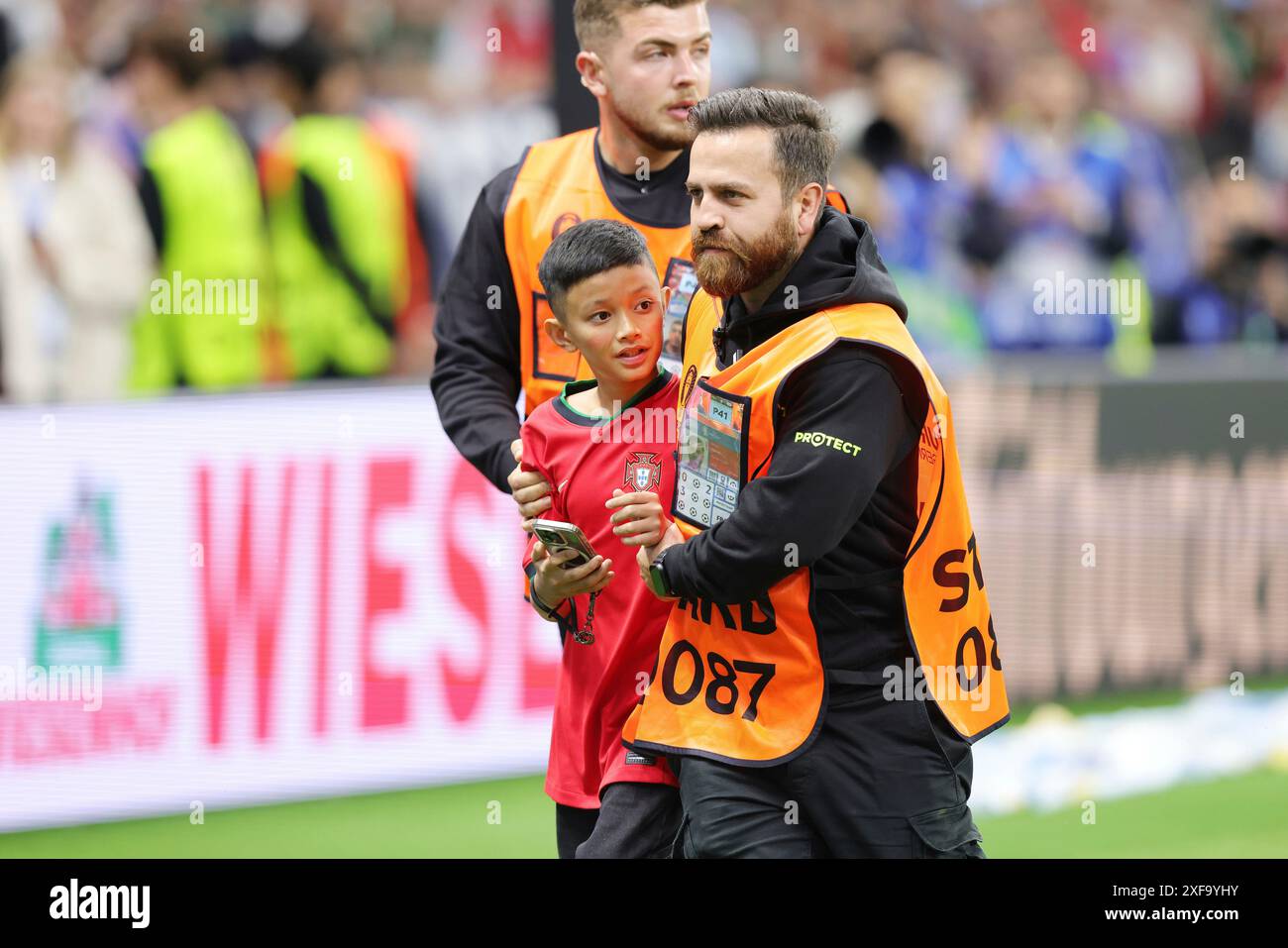 Francfort, Deutschland. 01 juillet 2024. firo : 01.07.2024, Football, Football : UEFA EURO 2024, EM, Championnat d'Europe 2024, Round of 16, finale 1/8, M41, match 41, POR, Portugal - SLO, Slovénie enfant, streaker est mené par Stewards Credit : dpa/Alamy Live News Banque D'Images