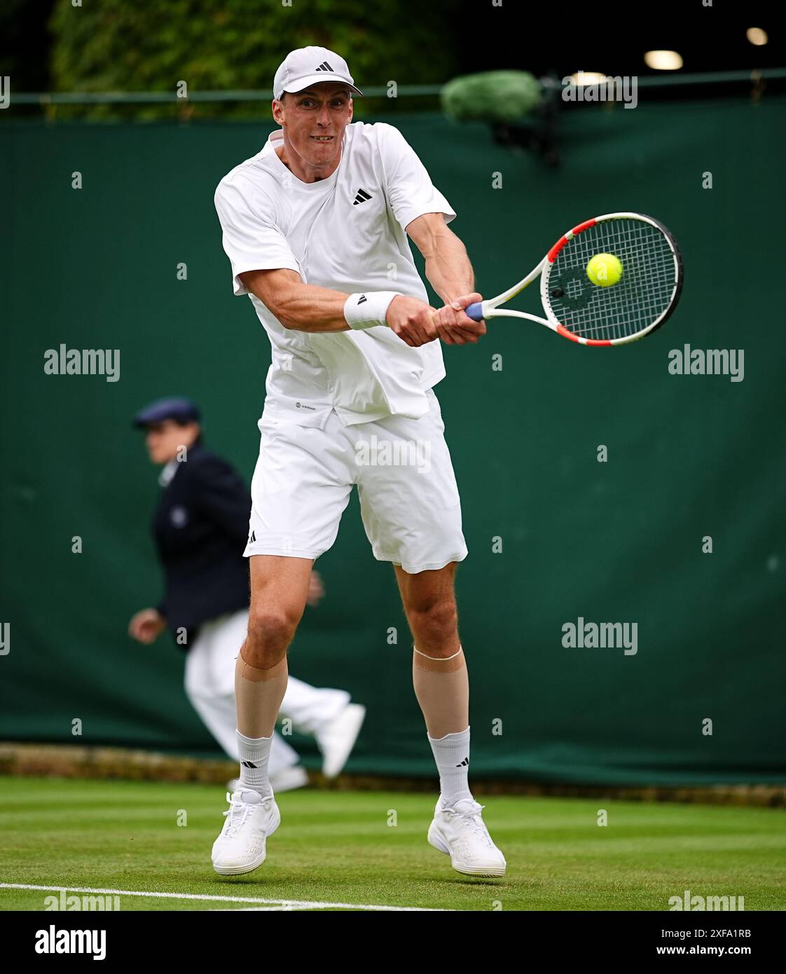 Jan Choinski en action contre Luciano Darderi (non photographié) lors de la deuxième journée des Championnats de Wimbledon 2024 au All England Lawn Tennis and Croquet Club, Londres. Date de la photo : mardi 2 juillet 2024. Banque D'Images
