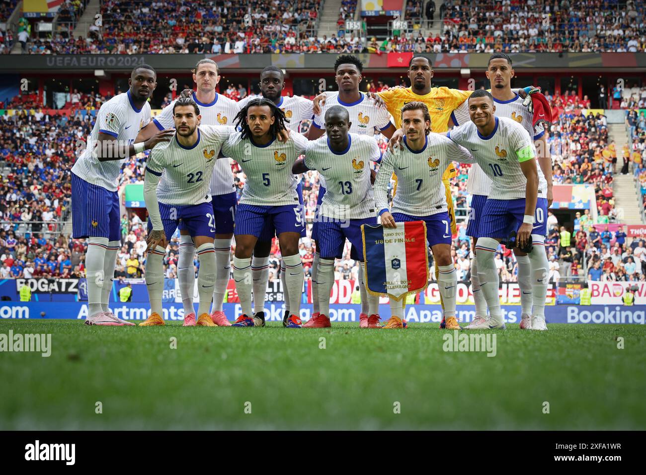 DUSSELDORF, ALLEMAGNE - 1er JUILLET : L'équipe de France s'aligne pour une photo d'équipe Marcus Thuram de France Adrien Rabiot de France, Dayot Upamecano de France, Aurelien Tchouameni de France, Brice Samba de France, William Saliba de France Theo Hernandez de France, Jules Kounde de France, N Golo Kante de France, Antoine Griezmann de France, Kylian Mbappe de France avant la manche 16 de l'UEFA EURO 2024 opposant la France et la Belgique à la Düsseldorf Arena le 1er juillet 2024 à Dusseldorf, Allemagne.© diebilderwelt / Alamy Stock Banque D'Images