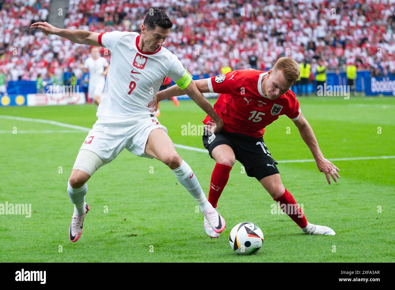 BERLIN, ALLEMAGNE - 21 JUIN 2024 : Euro 2024 Groupe d match Pologne vs Autriche 1:3. Robert Lewandowski (G) Philipp Lienhart (d) Banque D'Images
