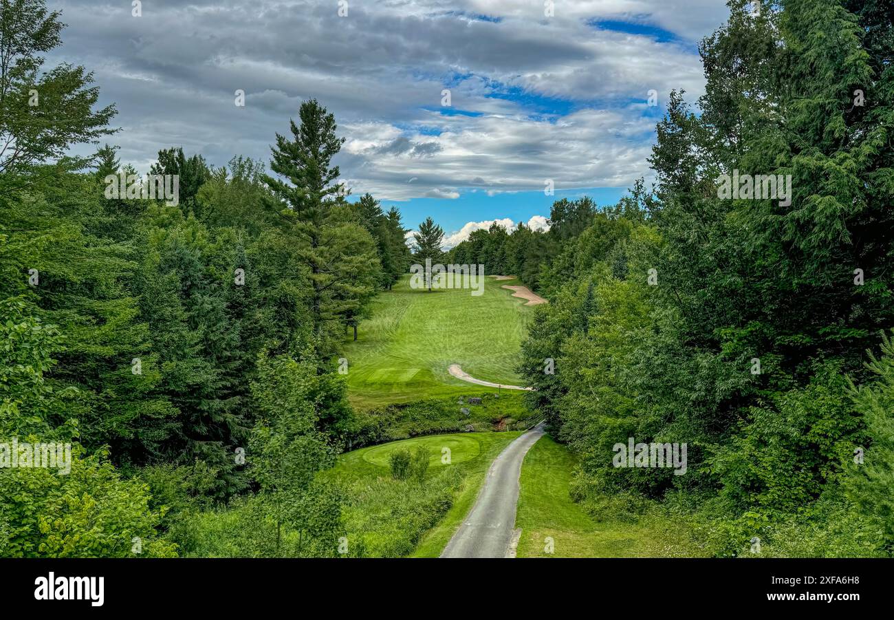 Un terrain de golf vert avec un ciel bleu nuageux lors d'une belle journée d'été au Canada Banque D'Images