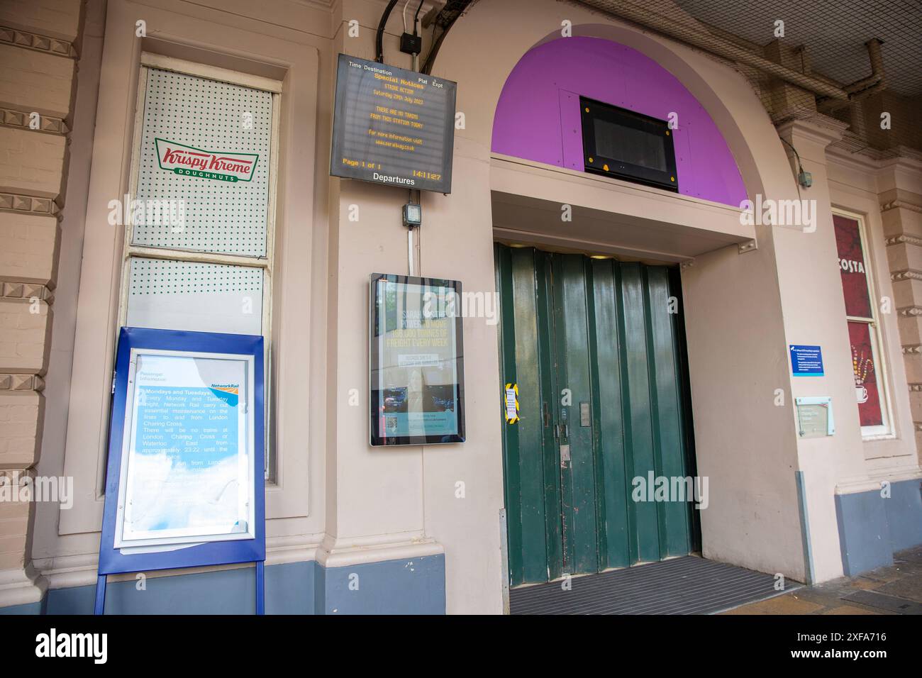 Des panneaux électriques affichent des informations sur la grève ferroviaire autour des entrées fermées de la gare de Charing Cross à Londres. Banque D'Images