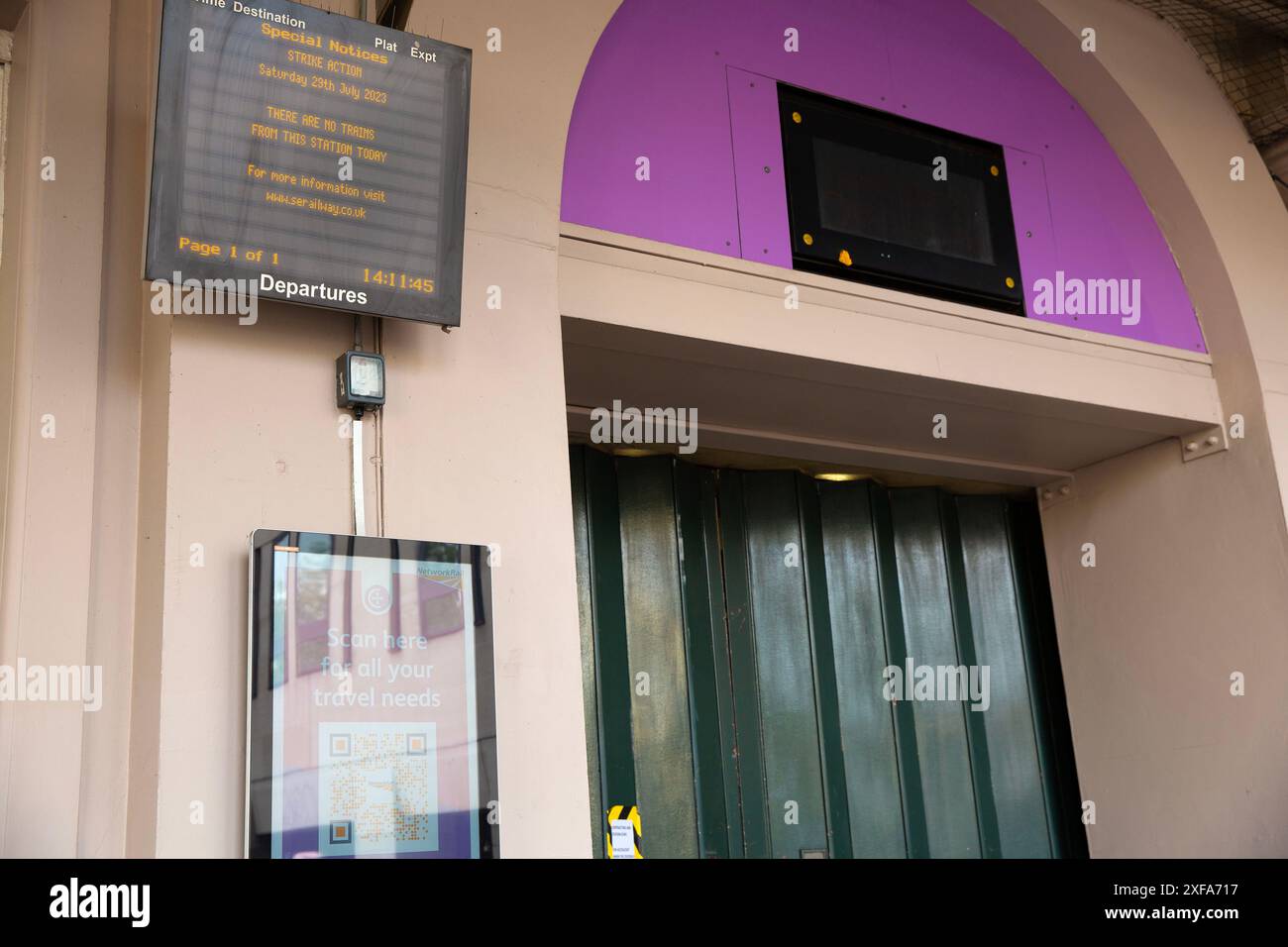 Des panneaux électriques affichent des informations sur la grève ferroviaire autour des entrées fermées de la gare de Charing Cross à Londres. Banque D'Images