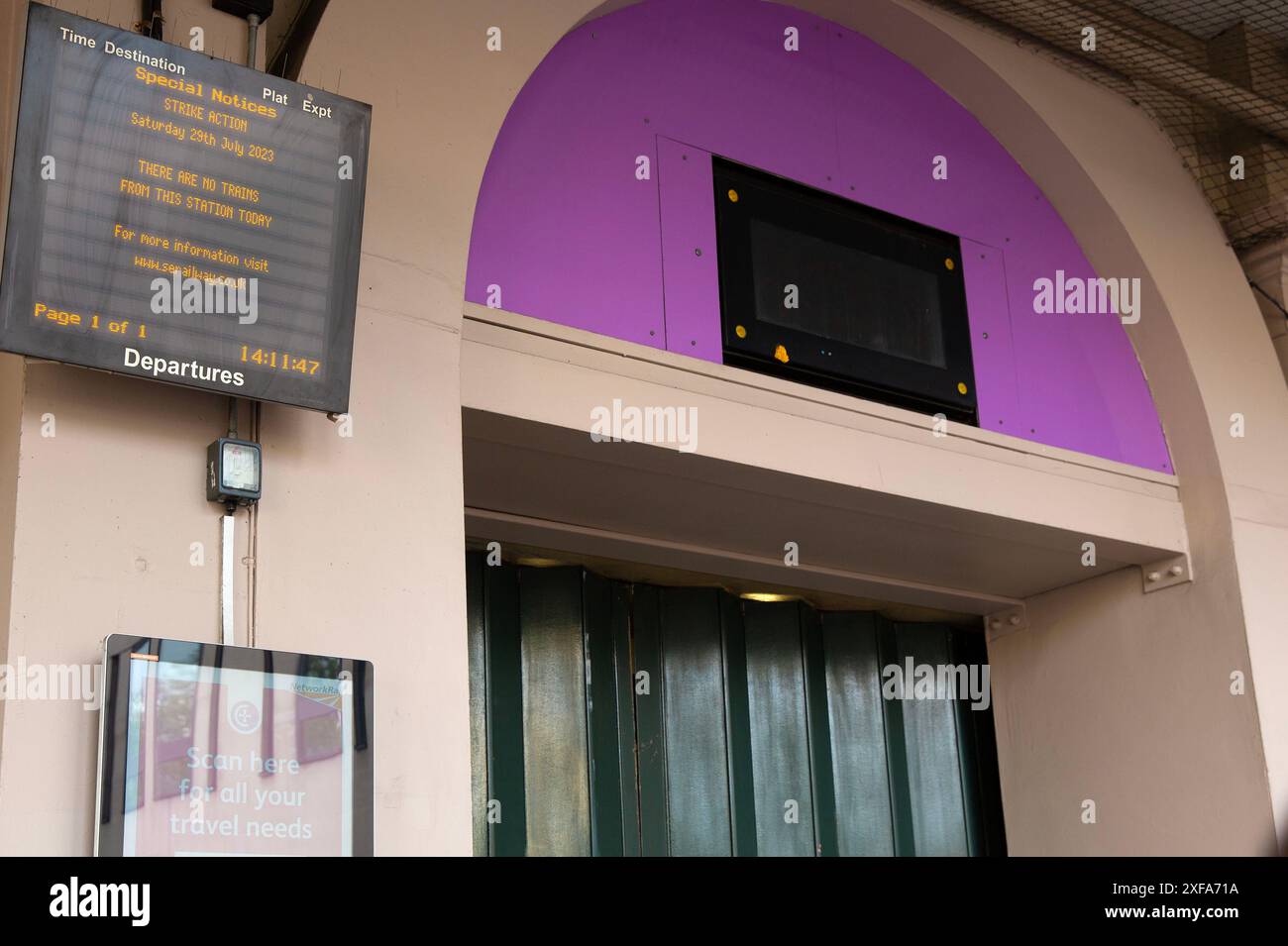 Des panneaux électriques affichent des informations sur la grève ferroviaire autour des entrées fermées de la gare de Charing Cross à Londres. Banque D'Images