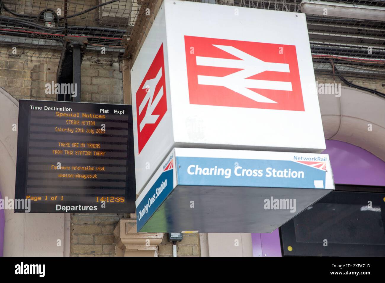 Des panneaux électriques affichent des informations sur la grève ferroviaire autour des entrées fermées de la gare de Charing Cross à Londres. Banque D'Images