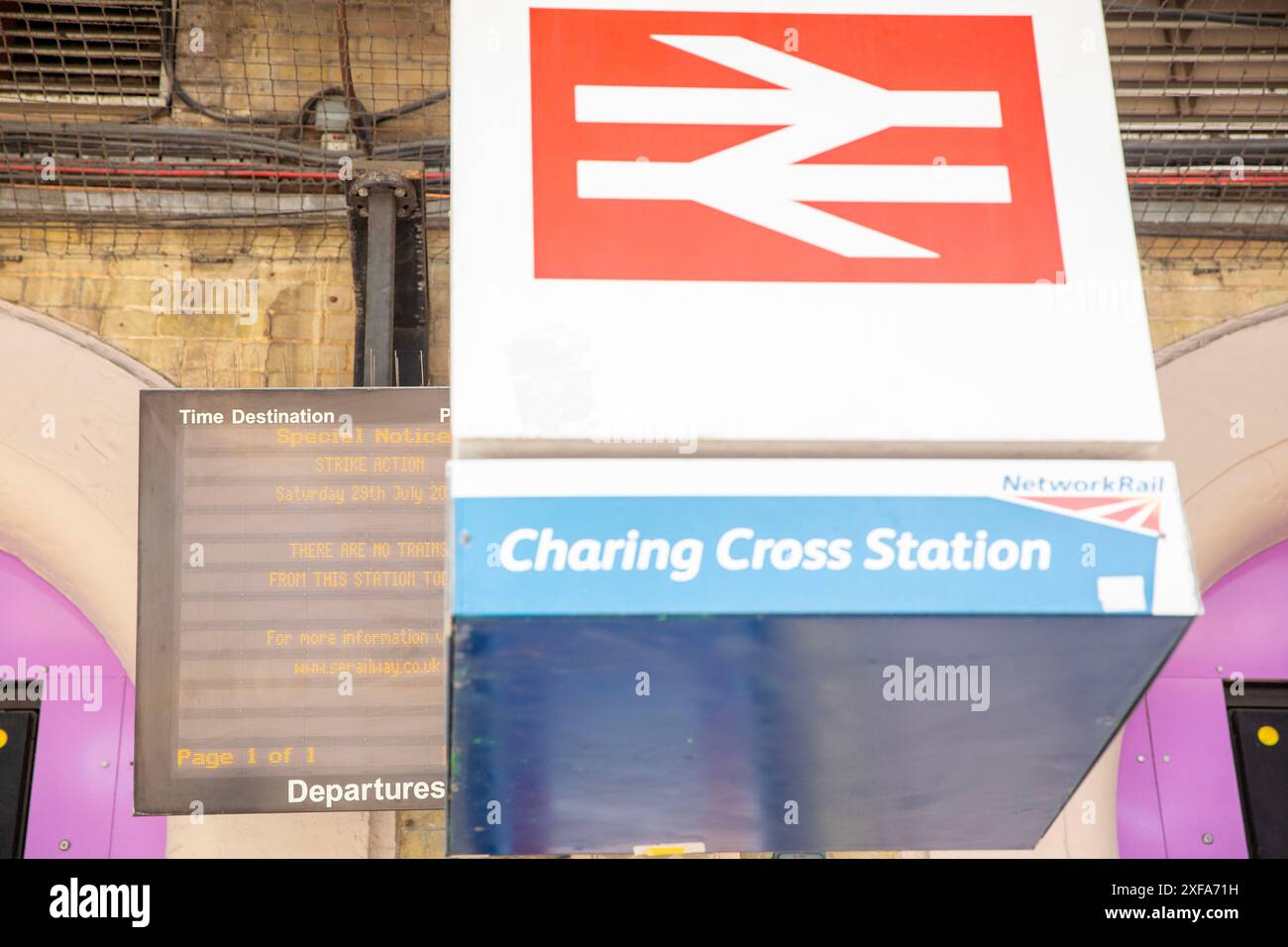 Des panneaux électriques affichent des informations sur la grève ferroviaire autour des entrées fermées de la gare de Charing Cross à Londres. Banque D'Images