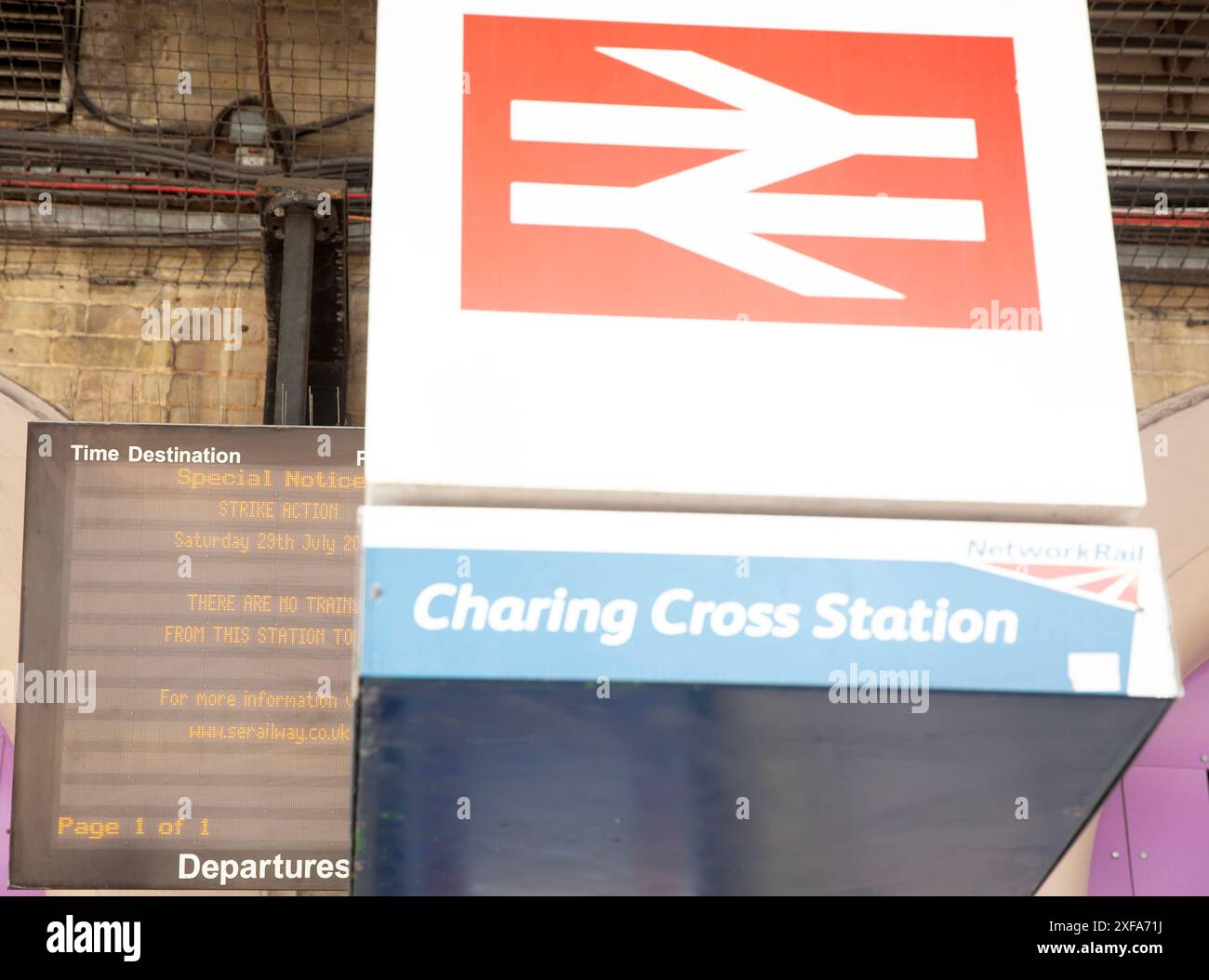Des panneaux électriques affichent des informations sur la grève ferroviaire autour des entrées fermées de la gare de Charing Cross à Londres. Banque D'Images