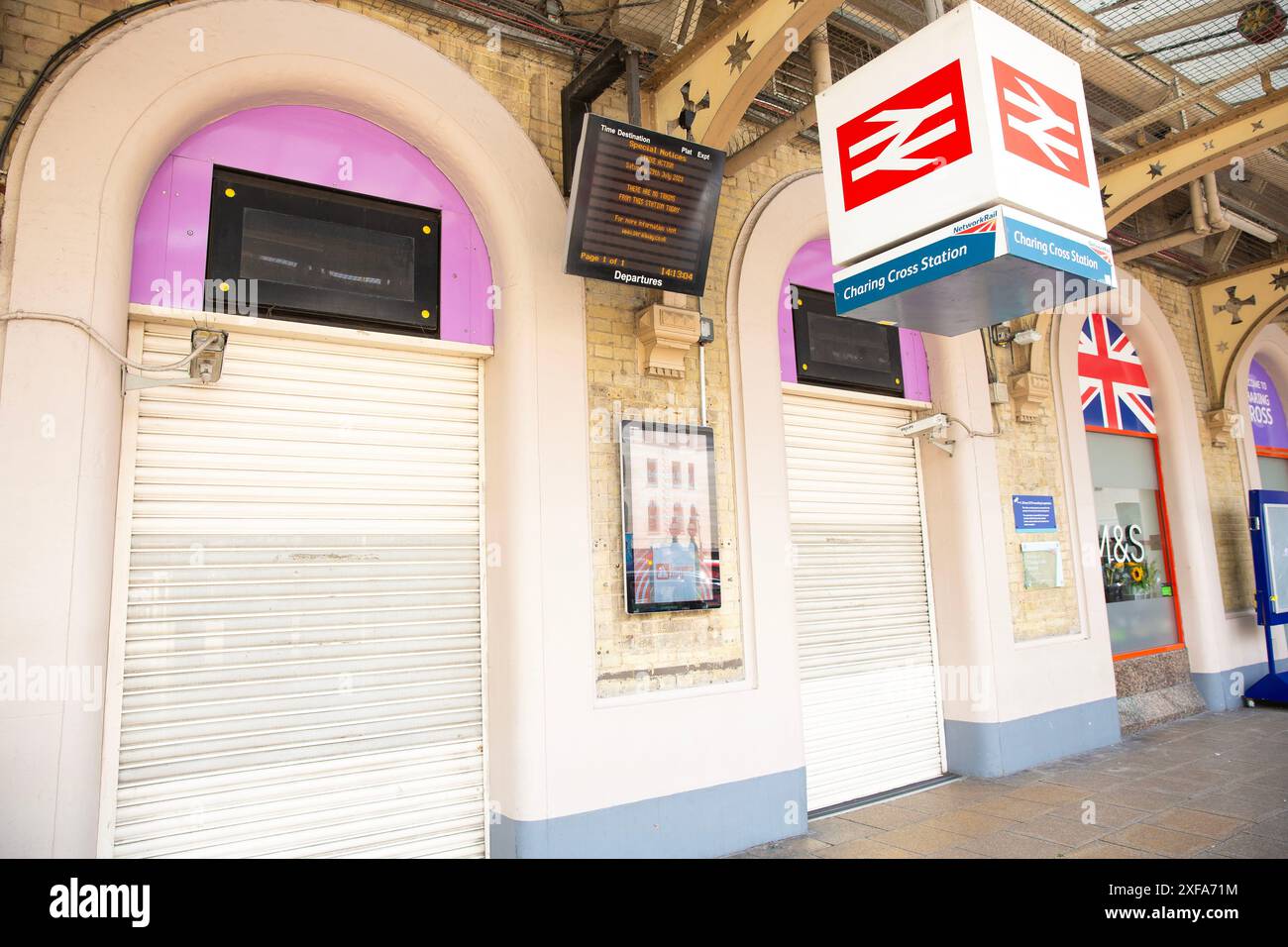 Des panneaux électriques affichent des informations sur la grève ferroviaire autour des entrées fermées de la gare de Charing Cross à Londres. Banque D'Images