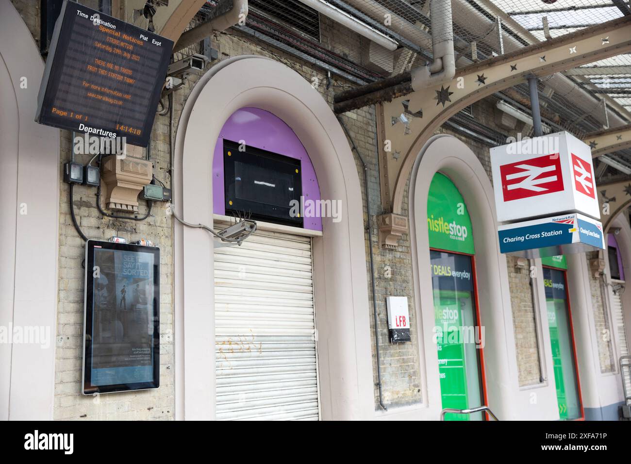 Des panneaux électriques affichent des informations sur la grève ferroviaire autour des entrées fermées de la gare de Charing Cross à Londres. Banque D'Images