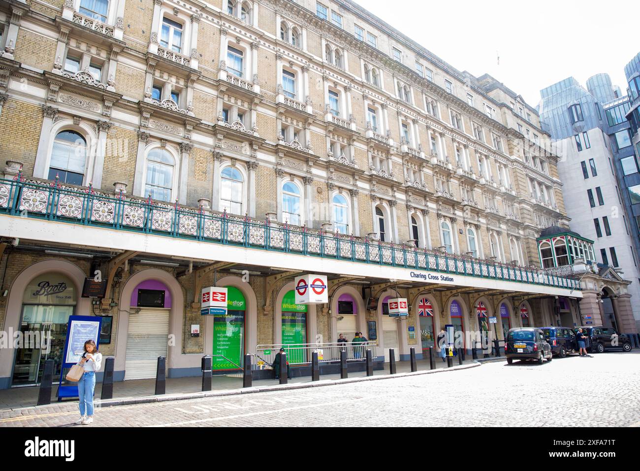 Des entrées fermées sont visibles à la gare de Charing Cross à Londres alors que les voyageurs ferroviaires sont confrontés à des perturbations en raison de la dernière grève ferroviaire. Banque D'Images