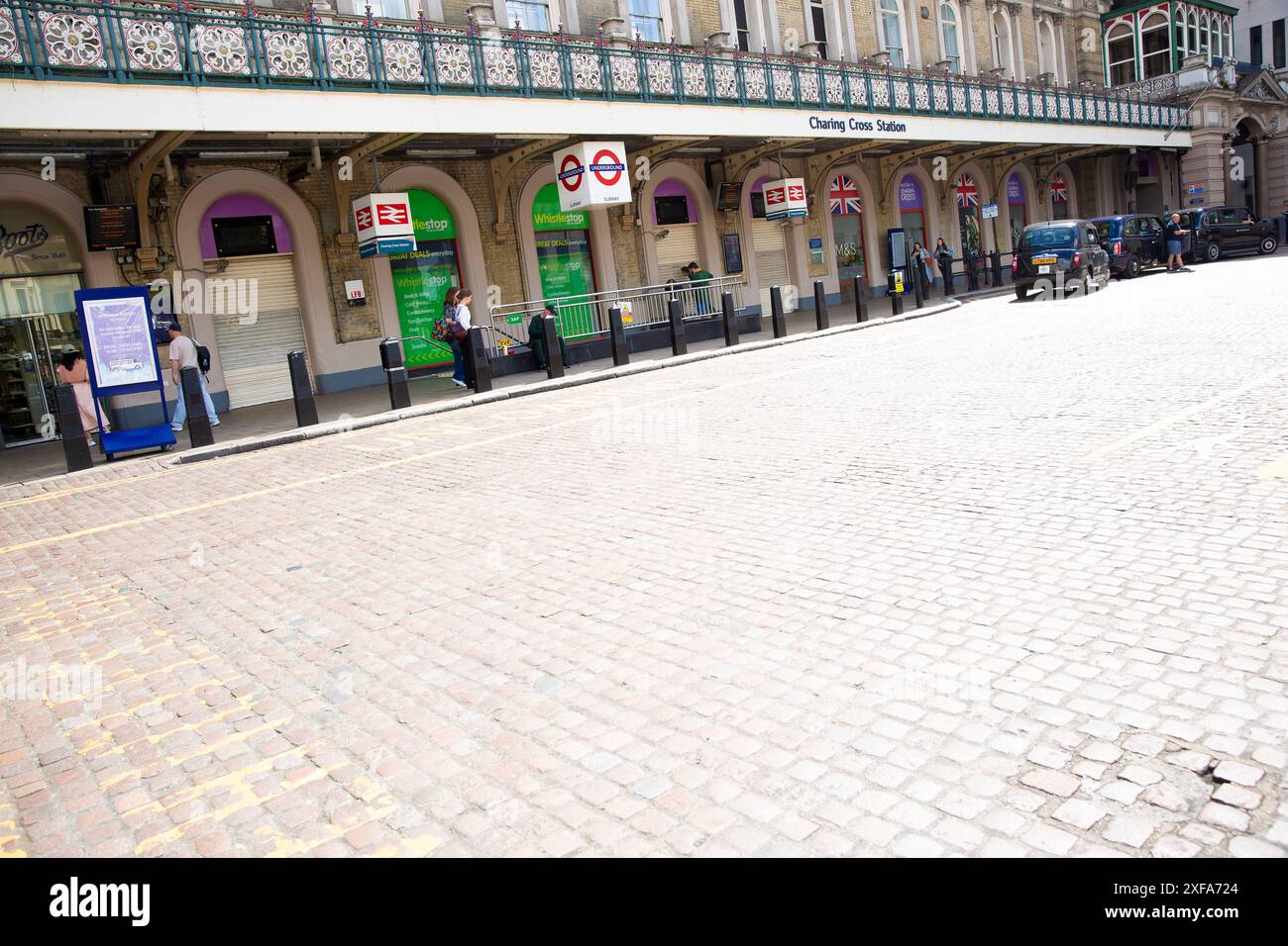 Des entrées fermées sont visibles à la gare de Charing Cross à Londres alors que les voyageurs ferroviaires sont confrontés à des perturbations en raison de la dernière grève ferroviaire. Banque D'Images