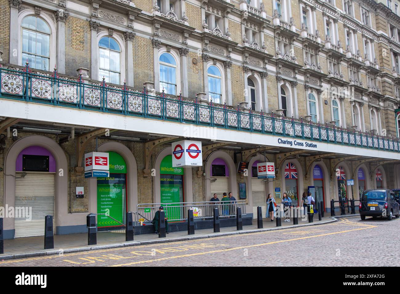 Des entrées fermées sont visibles à la gare de Charing Cross à Londres alors que les voyageurs ferroviaires sont confrontés à des perturbations en raison de la dernière grève ferroviaire. Banque D'Images