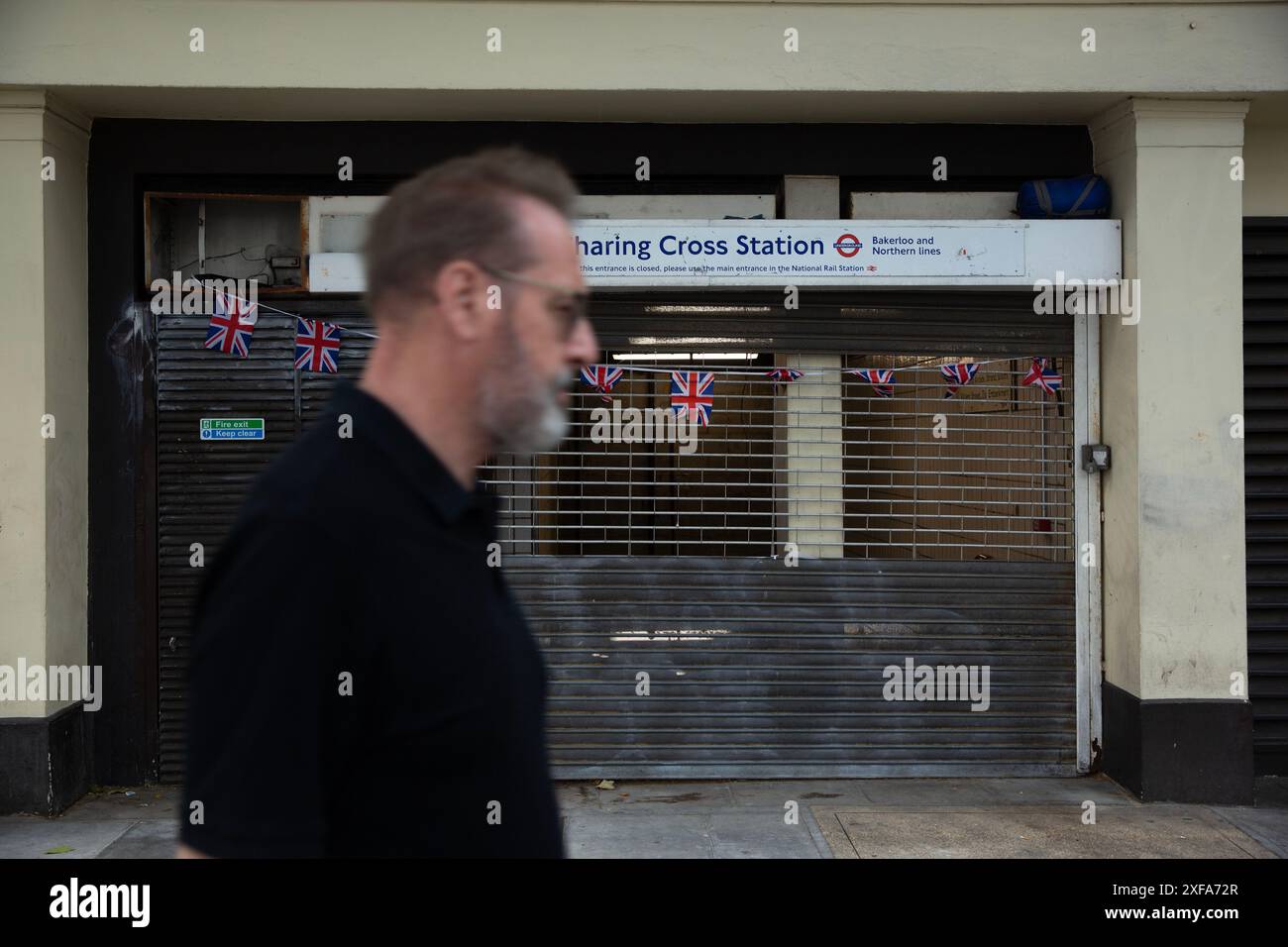 Des entrées fermées sont visibles à la gare de Charing Cross à Londres alors que les voyageurs ferroviaires sont confrontés à des perturbations en raison de la dernière grève ferroviaire. Banque D'Images