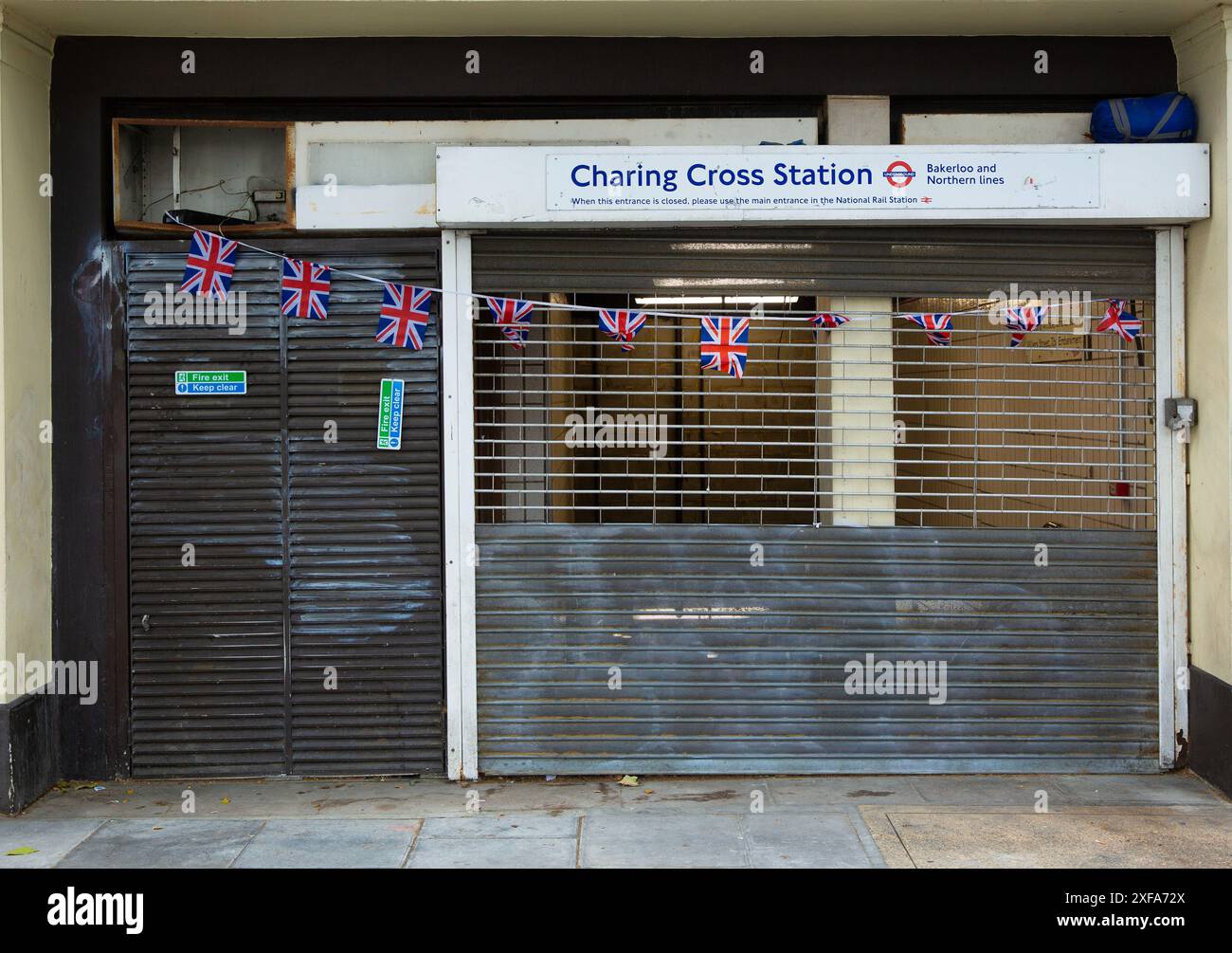Des entrées fermées sont visibles à la gare de Charing Cross à Londres alors que les voyageurs ferroviaires sont confrontés à des perturbations en raison de la dernière grève ferroviaire. Banque D'Images