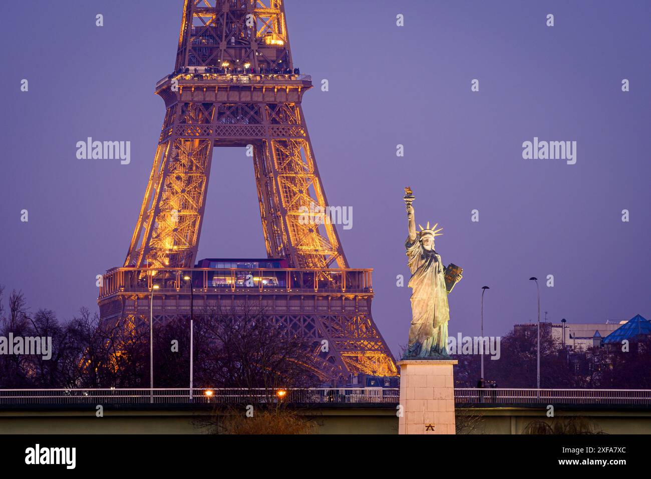 FRANCE. PARIS (75) RÉPLIQUE DE BARTHOLDI DE LA STATUE DE LA LIBERTÉ PRÈS DE L'ILE AUX CYGNES, AVEC LA TOUR EIFFEL EN ARRIÈRE-PLAN Banque D'Images