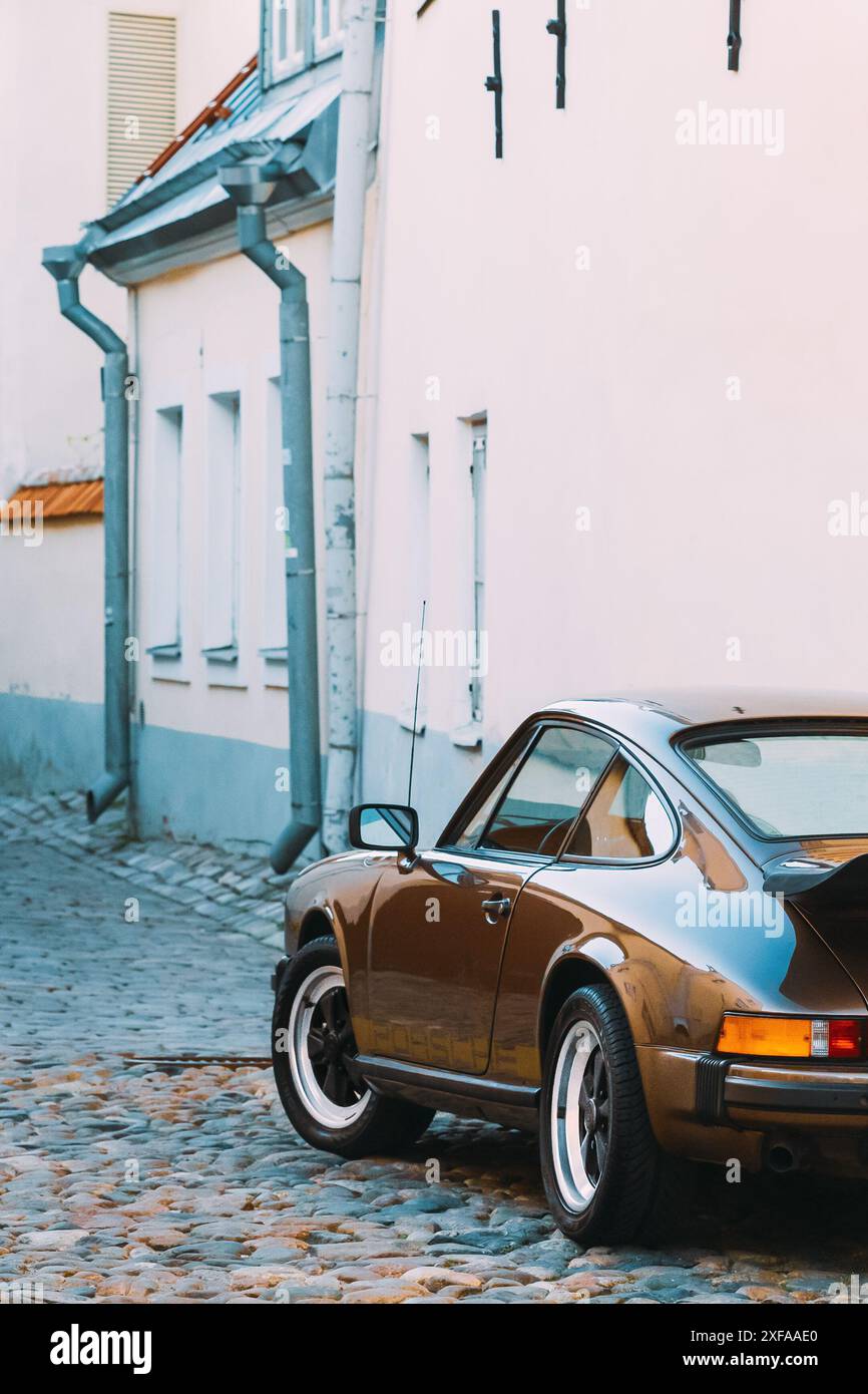 Vue latérale de la voiture Porsche 930 garée dans la vieille rue étroite. Banque D'Images