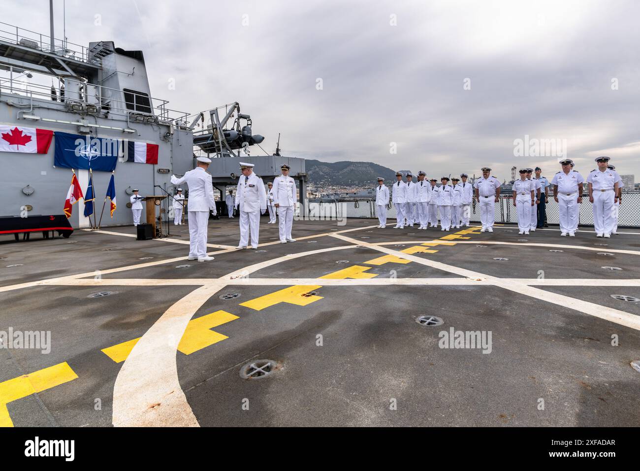 Toulon, France. 01 juillet 2024. La cérémonie se déroule sur le pont des hélicoptères du PCR somme. Le commandement du Groupe maritime permanent 2 (SNMG2) de l'OTAN a été remis au contre-amiral Matthew D. Coates de la Marine royale canadienne par le contre-amiral Yannick Bossu lors d'une cérémonie à bord du batiment de Commandement et ravitaillement français (BCR) somme, présidé par le vice-amiral Didier Malaterre, commandant adjoint du Commandement maritime allié de l'OTAN (MARCOM). Crédit : SOPA images Limited/Alamy Live News Banque D'Images