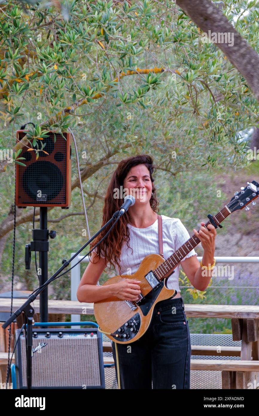 Sarah Amiel en concert. Chill au Malpas. Office de Tourisme 'la Domitienne'. Nissan-lez-Enserune, Occitanie, France Banque D'Images