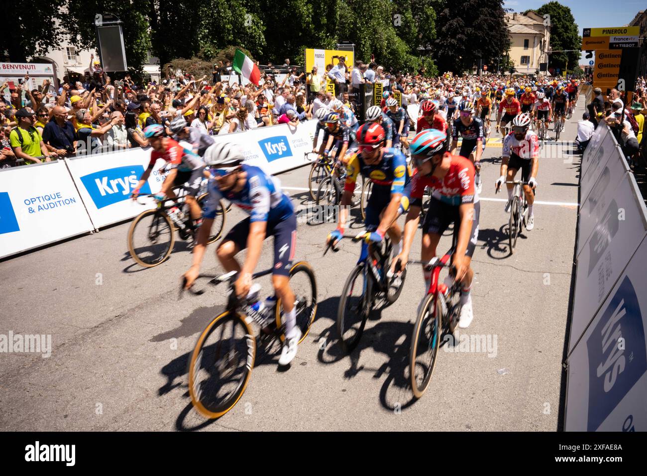 Pinerolo, Italie. 02 juillet 2024. Départ du peloton pour la quatrième étape du Tour de France sur 139, 6 kilomètres (86,9 miles) avec départ à Pinerolo et arrivée à Valloire, Italie, mardi 02 juillet 2024. Sport - cyclisme . (Photo de Marco Alpozzi/Lapresse) crédit : LaPresse/Alamy Live News Banque D'Images