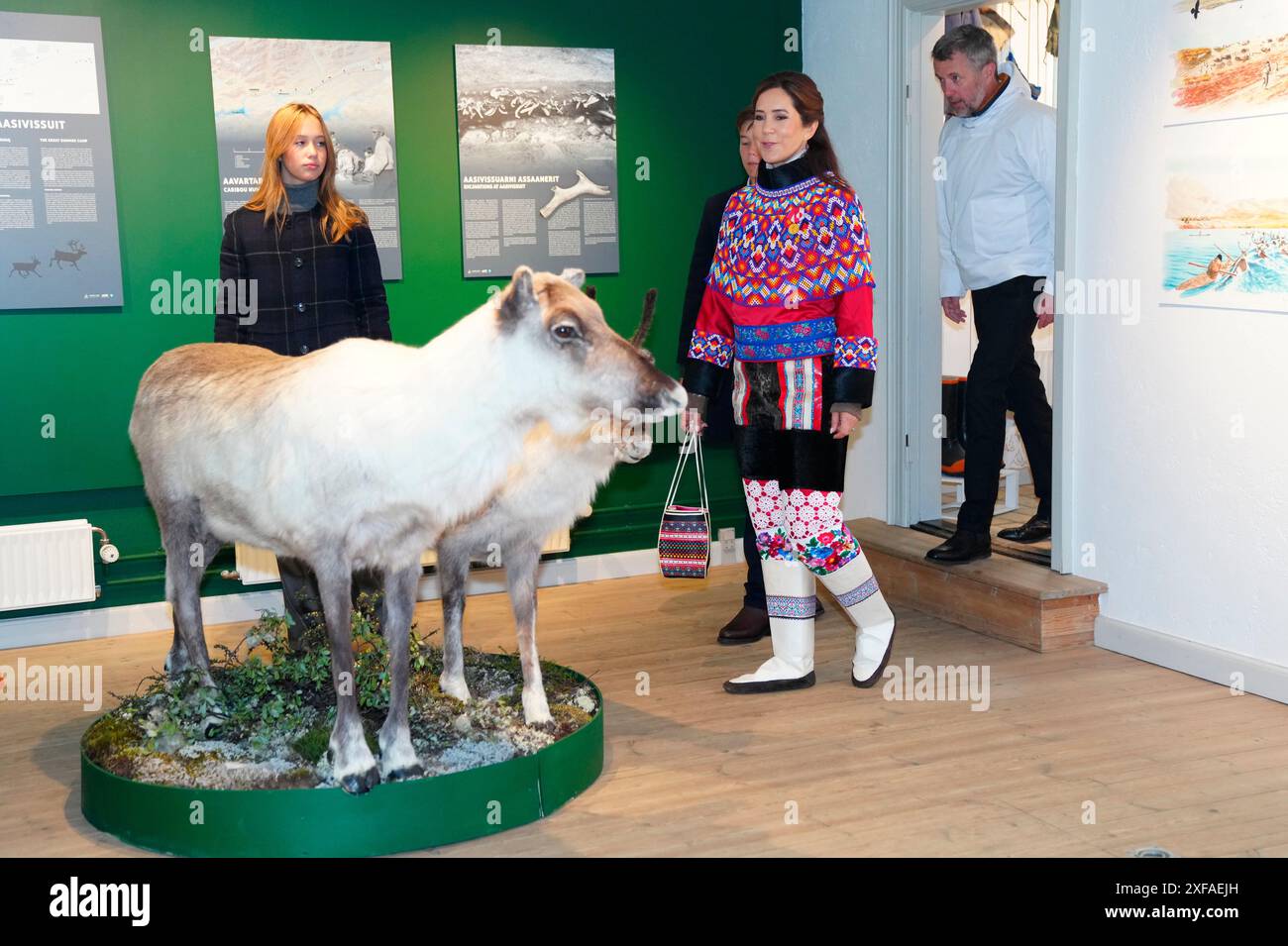 Le roi Frederik X, la reine Marie, la princesse Joséphine et le prince Vincent visitent le musée Sisimiut à Sisimiut au Groenland, le mardi 2 juillet 2024. Au cours de la visite, il y aura des présentations sur la zone du patrimoine mondial Aasivissuit-Nipisat. La zone Océan mondial a été inscrite sur la liste du patrimoine mondial de l'UNESCO en 2018 et dans la région, vous pouvez voir des maisons d'hiver inuites, des zones de chasse au renne et des ruines de la période coloniale. Le couple royal visite officiellement le Groenland du 29 juin au 6 juillet 2024. La visite commence dans la baie de Disko et le couple royal voyage ensuite avec Dannebrog vers le sud le long du Groenland Banque D'Images