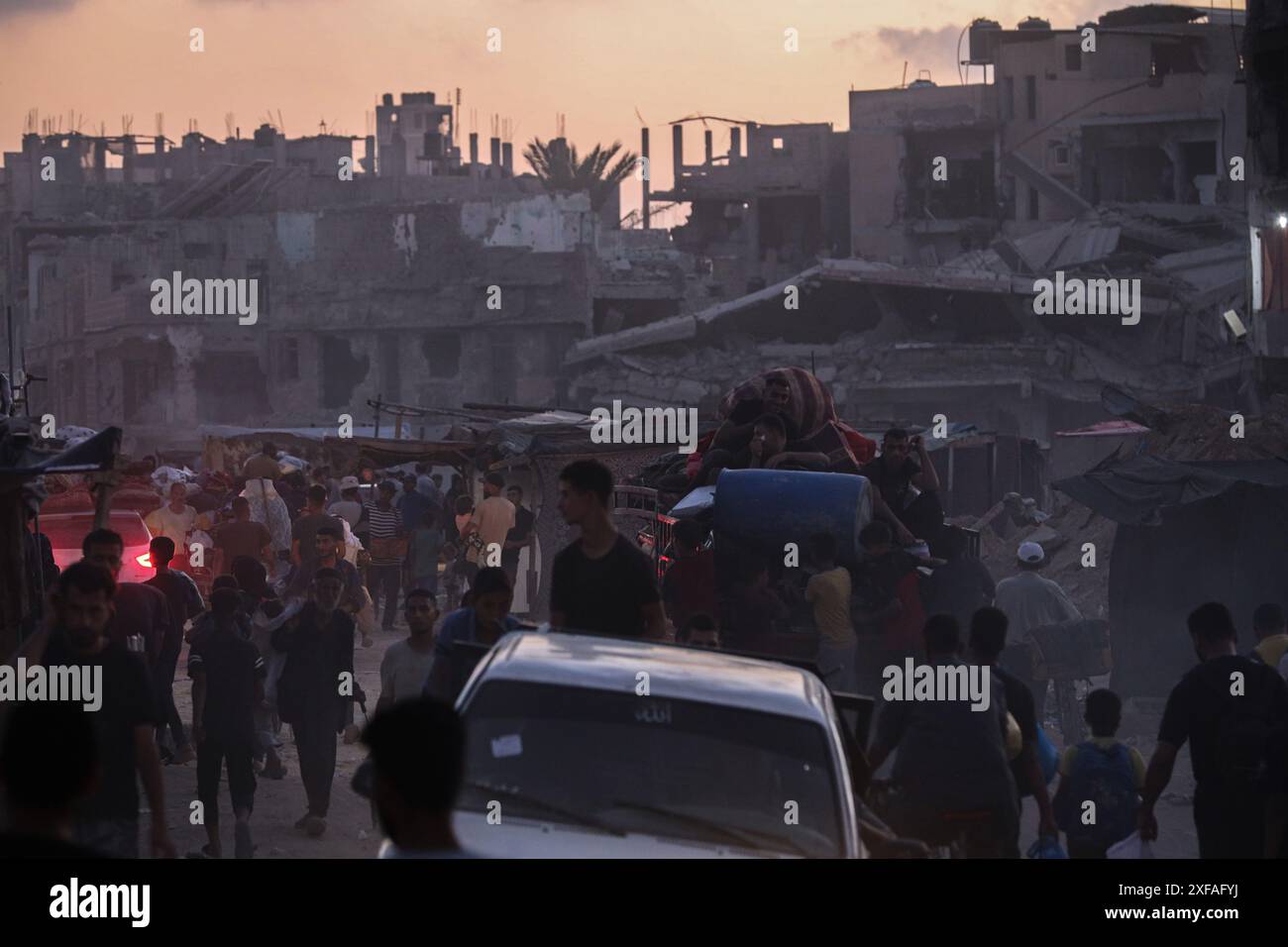 Gaza, Gaza, Palestine. 1er juillet 2024. Des milliers de Palestiniens sont déplacés de leurs maisons dans la ville orientale de Khan Yunis, au sud de la bande de Gaza, après que l'armée israélienne a menacé de les évacuer immédiatement (crédit image : © Saher Alghorra/ZUMA Press Wire) USAGE ÉDITORIAL SEULEMENT! Non destiné à UN USAGE commercial ! Banque D'Images