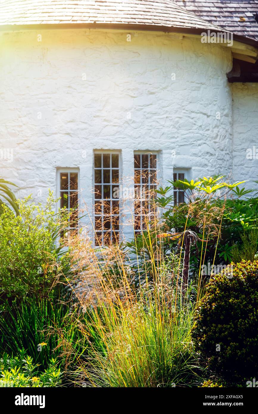 Soleil en fin d'après-midi sur un jardin de chalet Banque D'Images