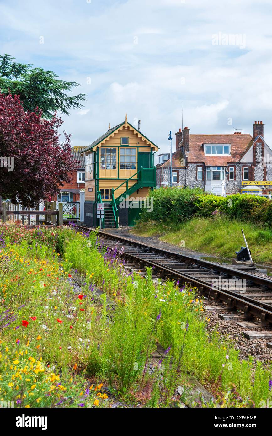Boîte de signalisation restaurée et voie ferrée à la gare de Sheringham - partie de la ligne Poppy du North Norfolk Railway Banque D'Images