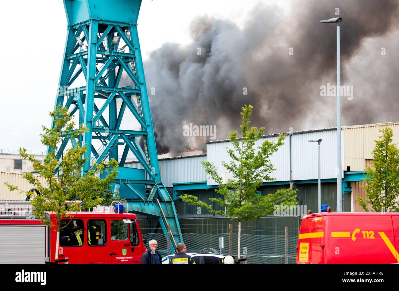 Schacht Audorf, Allemagne. 02 juillet 2024. Une fumée épaisse s'échappe d'une salle en feu sur le site du chantier naval de Lürssen-Kröger. Les maisons environnantes ont été évacuées à cause de l'incendie du canal de Kiel. Crédit : Daniel Bockwoldt/dpa/Alamy Live News Banque D'Images