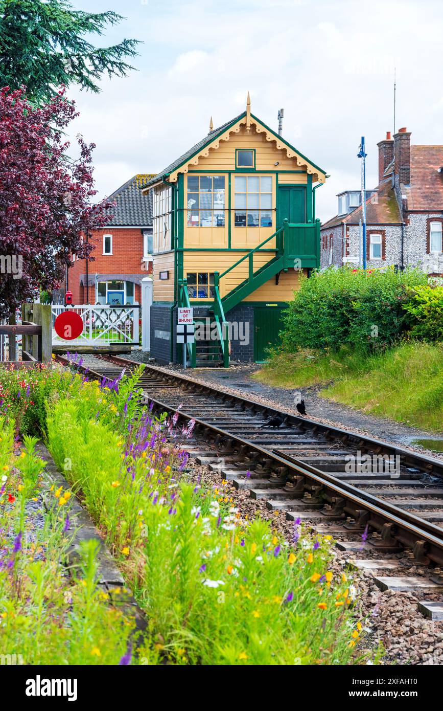 Boîte de signalisation restaurée et voie ferrée à la gare de Sheringham - partie de la ligne Poppy du North Norfolk Railway Banque D'Images
