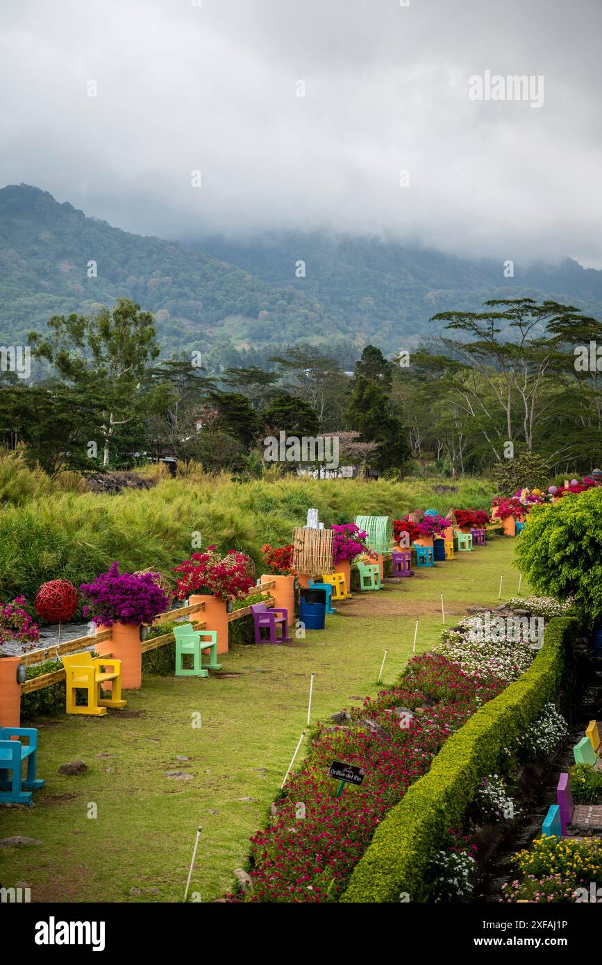 Vue d'un jardin coloré et paysage au-delà avec le volcan Baru, Boquete, une petite ville de montagne dans la province de Chiriquí, Panama Banque D'Images