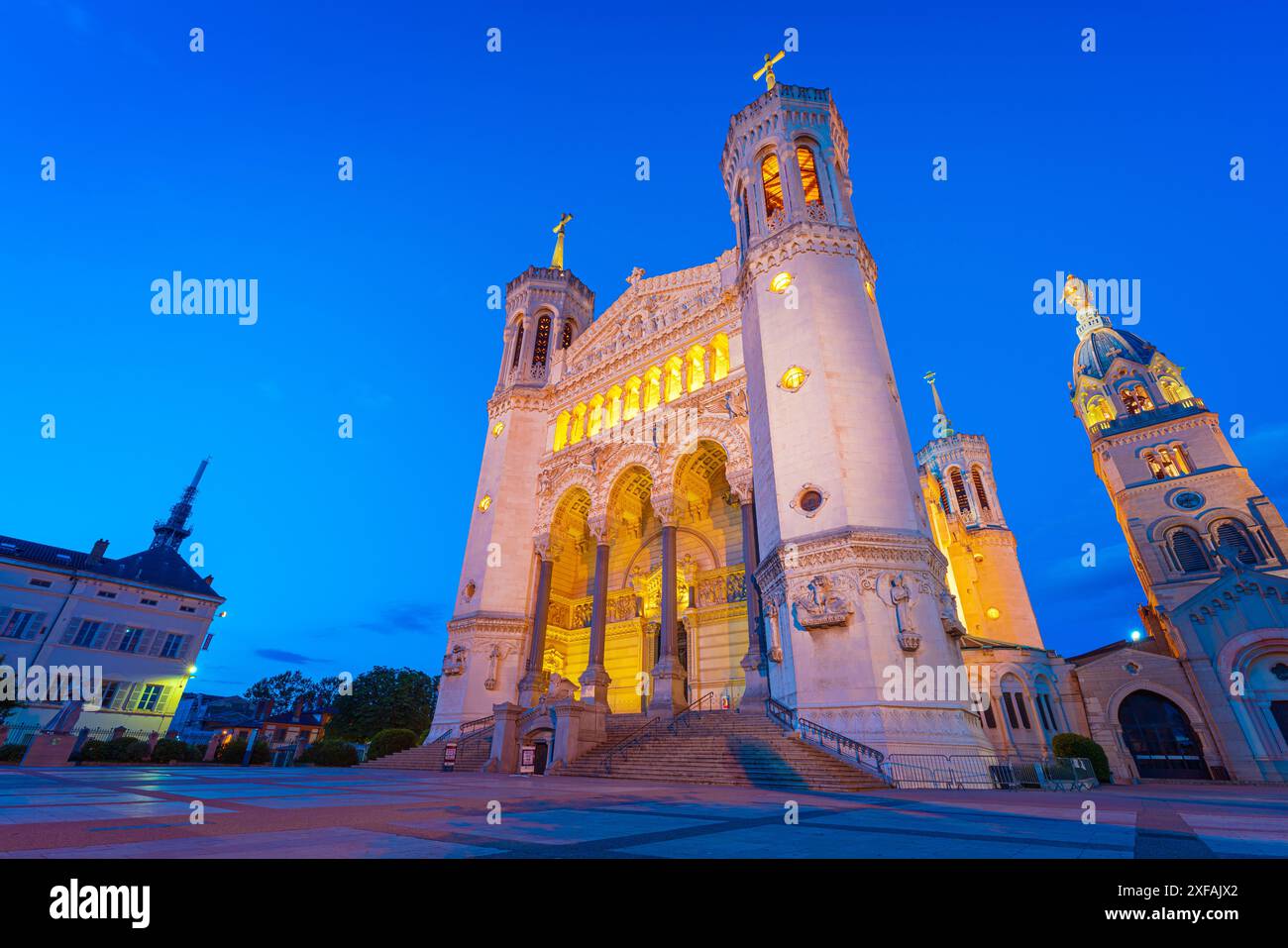 Vue à l'heure bleue de la façade illuminée de la Basilique de Fourvière à Lyon, France Banque D'Images