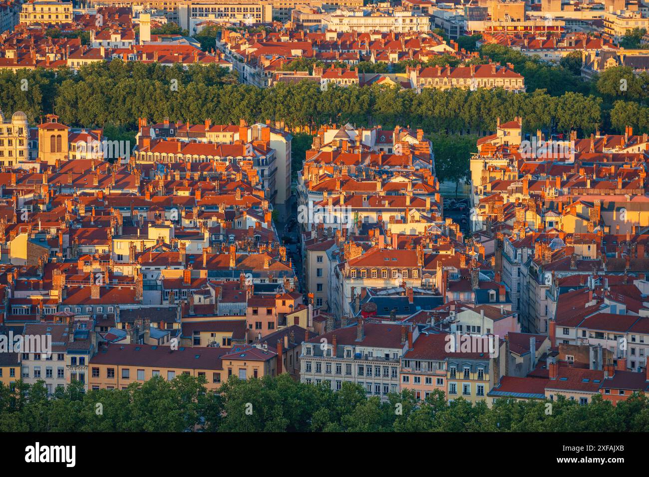 Vue en grand angle d'un magnifique paysage de ville française à Lyon, France, au coucher du soleil Banque D'Images