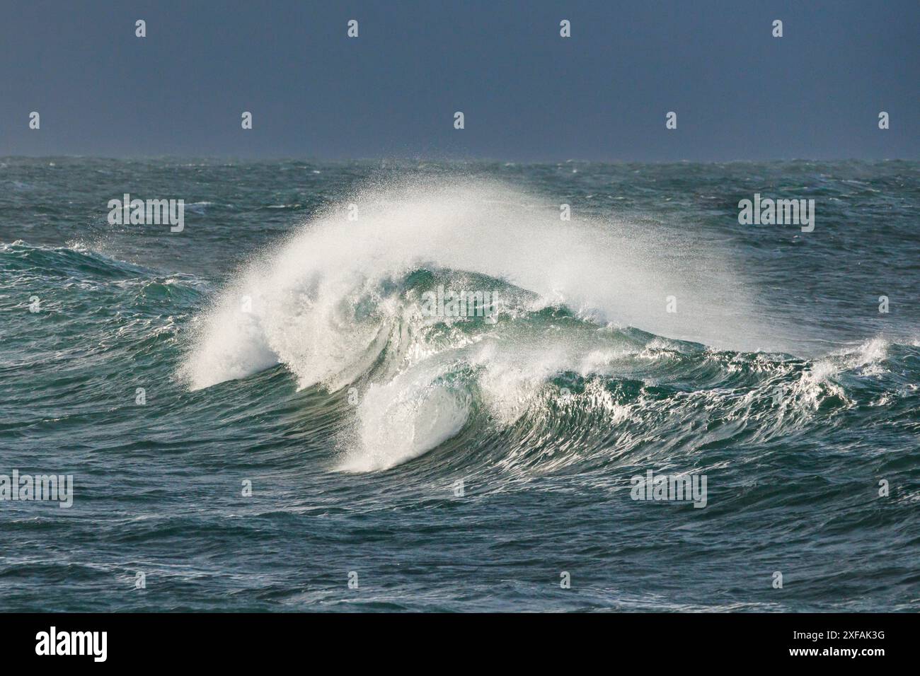 Géographie / voyage, France, grande vague brisant sur la côte bretonne près de Brest, NO-EXCLUSIVE-USAGE POUR LE PLIAGE-CARTE-VOEUX-CARTE-POSTALE-UTILISATION Banque D'Images