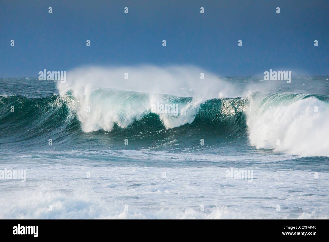 Géographie / voyage, France, grande vague brisant sur la côte bretonne près de Brest, NO-EXCLUSIVE-USAGE POUR LE PLIAGE-CARTE-VOEUX-CARTE-POSTALE-UTILISATION Banque D'Images