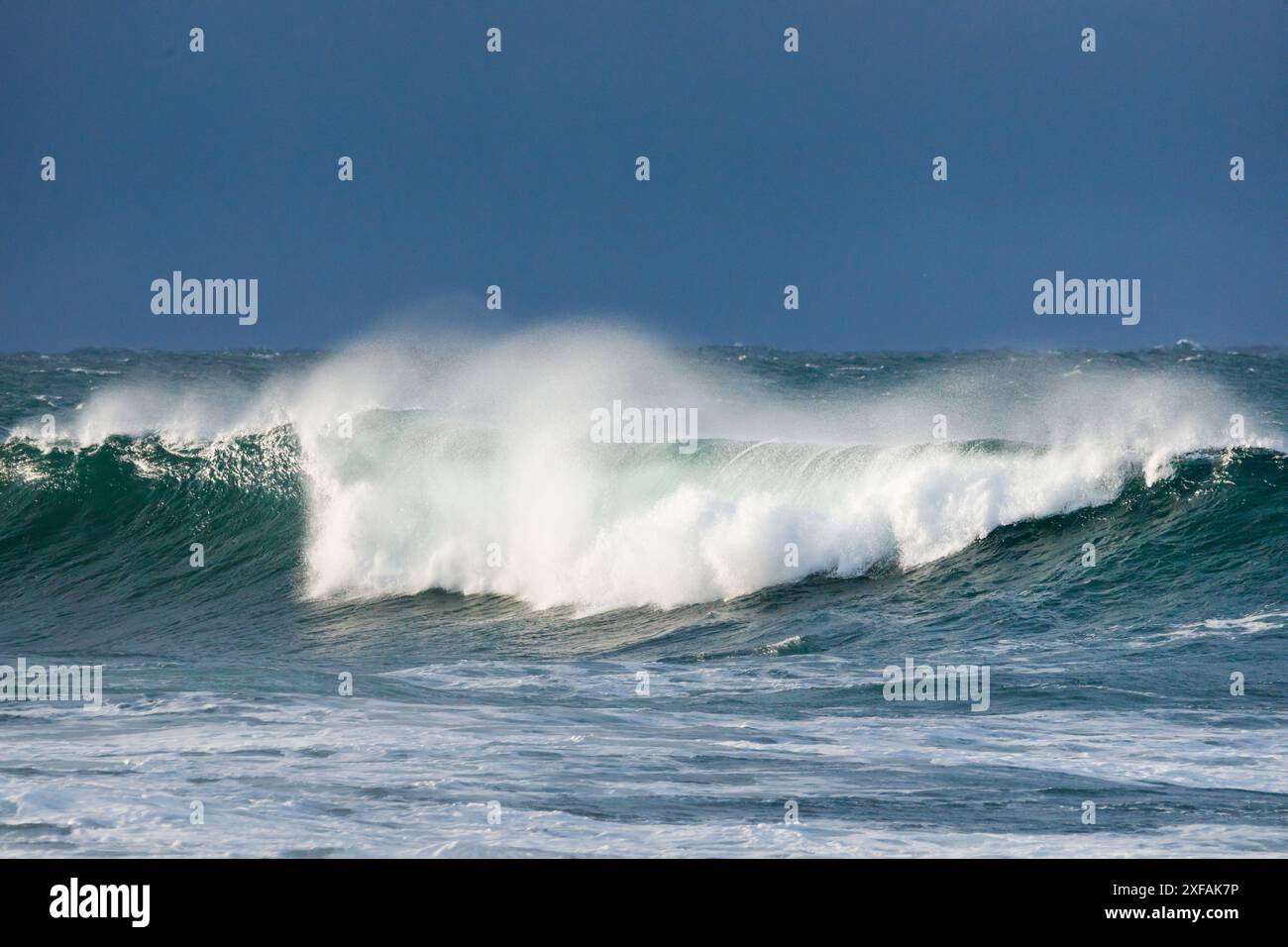Géographie / voyage, France, grande vague brisant sur la côte bretonne près de Brest, NO-EXCLUSIVE-USAGE POUR LE PLIAGE-CARTE-VOEUX-CARTE-POSTALE-UTILISATION Banque D'Images