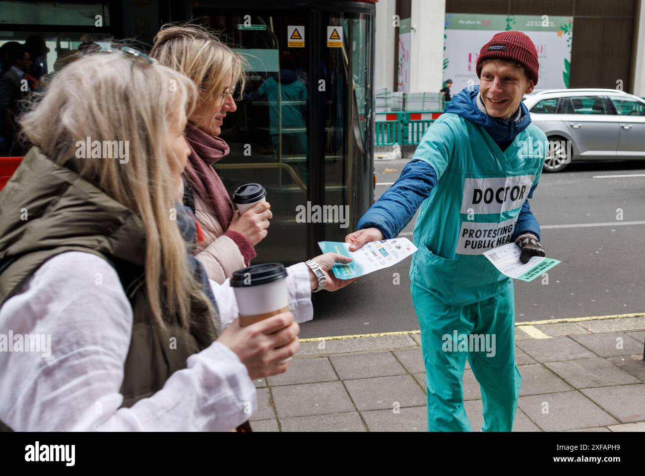 24 avril 2023, Westminster, Londres, Royaume-Uni. Les médecins font du piquetage à la Direction de la santé. Jour 4 de la protestation climatique et écologique de 'The Big One' par 200 groupes dirigés par extinction Rebellion sous le slogan 'unir pour survivre'. Environ 60 000 personnes ont pris part aux marches et événements légaux pendant quatre jours. Les groupes partenaires comprenaient Keep Britain Tidy, Friends of the Earth et Avaaz. Les 'piquets du peuple' ont eu lieu à l'extérieur de 15 départements gouvernementaux vendredi et lundi. Une énorme marche le samedi 22 avril s'est terminée par un die-in de masse à travers Westminster. Banque D'Images