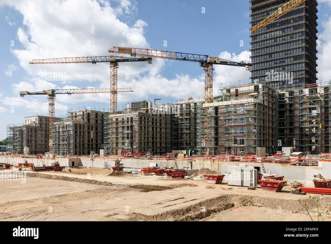 Le nouveau quartier résidentiel Die Welle avec 750 appartements est en cours de construction sur l'ancien site Deutsche Welle dans le quartier Marienburg, sur la droite th Banque D'Images